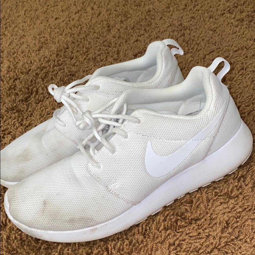 White nike roshe ones